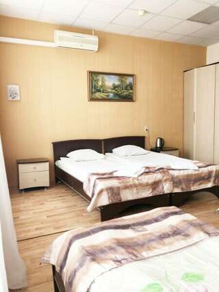 Гостиница Вятские улочки Киров Семейный номер с общей ванной комнатой-5