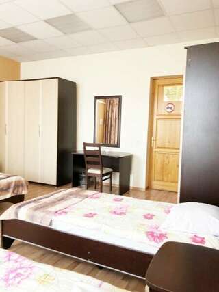 Гостиница Вятские улочки Киров Семейный номер с общей ванной комнатой-8